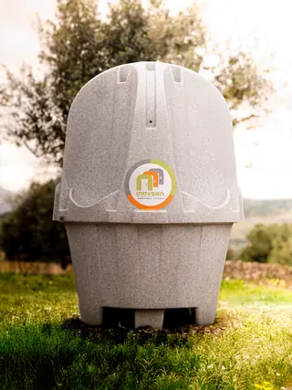 Urinol exterior 4MEN com a marca INOVSAN, num relvado