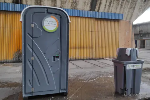 Cabine sanitária e lava-mãos INOVSAN numa zona industrial